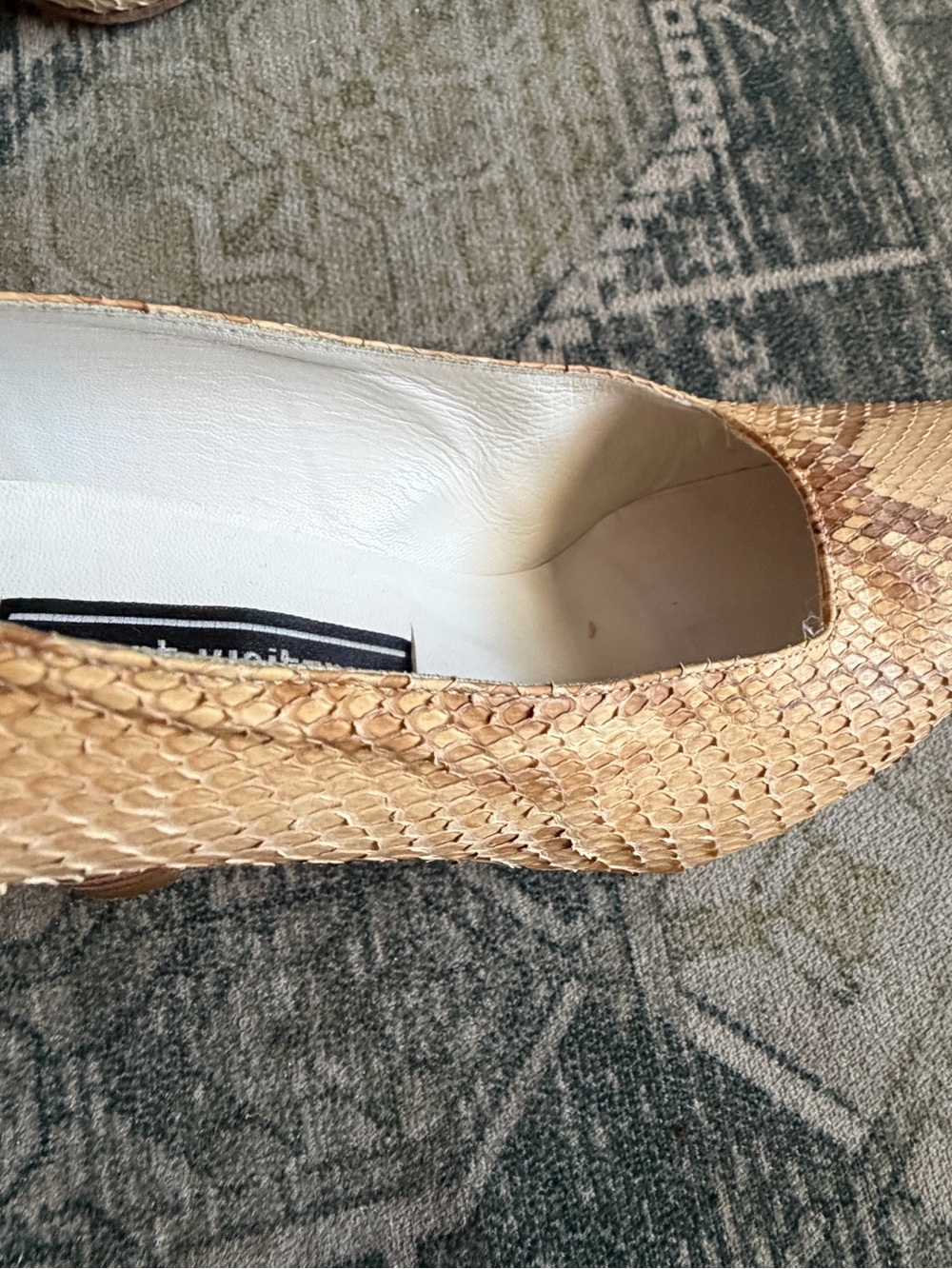 Stuart Weitzman women’s vintage pointy-toe pumps snakeskin-embossed size 7.5 - Picture 3 of 8